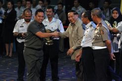 Kota Tangerang Raih Piala Wahana Tata Nugraha