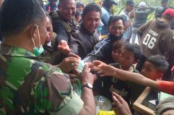 Datangi Pos Gambuhan, Warga Dibagi Masker