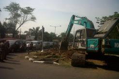 150 Aparat Diterjunkan Cabut 4 Pohon di Kebon Jeruk