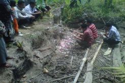 Keluarga Mahasiswi STIM YKPN Yogyakarta Tabur Bunga