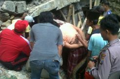 Jembatan Ambruk di Sampang, Lima Pekerja Tertimpa Reruntuhan