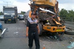 Bus Karunia Bakti Dievakuasi ke Unit Laka Ciawi