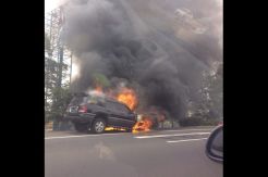 Mobil Terbakar di Jalan Tol
