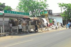 Puluhan Bangunan di...