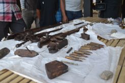 Warga Temukan Tiga Senpi Laras Panjang dalam Goa Batu