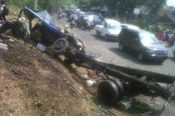 Truk Minyak Goreng Ringsek Hantam Baliho