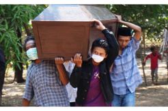 Isak Tangis Warnai Kedatangan Jenazah Zumrotun