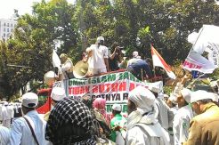 FPI Lempari Gedung DPRD dengan Kotoran Hewan