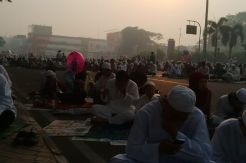 Kabut Asap Warnai Salat Id di Palembang
