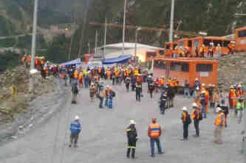 Karyawan PT Freeport Blokade Jalan Menuju Tambang
