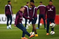 Rooney Memburu Rekor...
