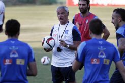 Ranieri Tertawa Ditanya Isu Pemecatannya