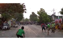 Dua Kelompok Warga Saling Serang Mengunakan Batu dan Panah