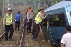 Tertabrak Kereta, Minibus Terseret 25 Meter