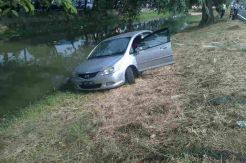 Mobil Sedan Teperosok ke Saluran Anak Kali Cisadane