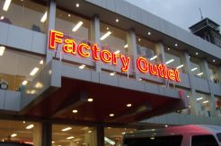 Warga Malaysia Hobi Berbelanja di Factory Outlet Bandung