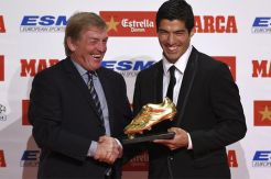 Demi Suarez, Dalglish Rela Absen Main Golf
