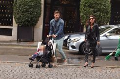 Pulih Cedera, Giroud Berlibur Bareng Keluarga