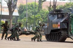 Evakuasi Korban, Tank Amfibi Kena Ranjau Darat