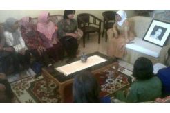 Ibu Jokowi Bawakan Serabi Kesukaan Putranya ke Jakarta