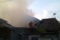 7 Rumah Warga di Kampung Gandekan Ludes Terbakar