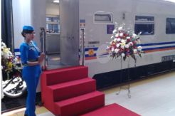 Pramugari Cantik KA Jayabaya Siap Layani Penumpang