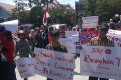 TPS Dibongkar, Pedagang Pasar Turi Melawan