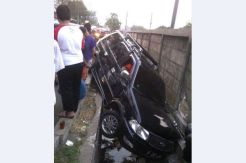 Kijang Masuk Parit di Jalan I Gusti Ngurah Rai