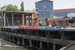 Pembongkaran Replika Kapal Cheng Ho Molor