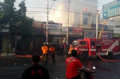 Tiga Toko di Jalan Veteran Solo Ludes Terbakar