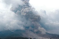 Semburkan Awan Panas sampai 3.000 Meter