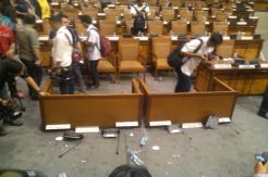 Ketua F-PPP Banting Meja Setelah Sidang Paripurna Ditutup