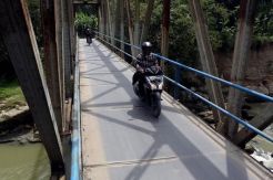 Enam Motor dan Satu Truk Nyemplung ke Laut
