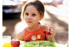 Membiasakan Anak Makan...