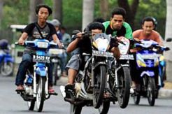 Geng Motor Bersamurai, Lukai Warga dan Rampas Ponsel