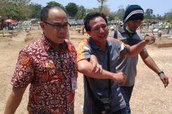 Makam Bayi Terpanggang Dibongkar, Ayah Histeris
