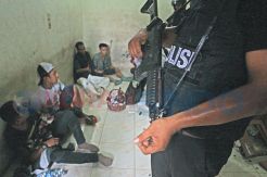 Kampung Kubur Digerebek,...