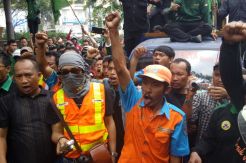 Dipecat, Sopir Mobil Derek Jalan Tol Demo
