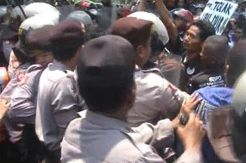 Tidak Ditemui Bupati Jombang, Ribuan Buruh Kesal