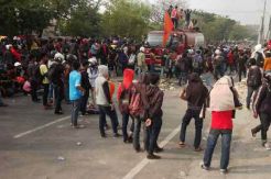 Demo Tolak BBM Naik, Mahasiswa Makassar Blokir Jalan