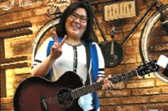 Kaus Jadi Fashion Andalan