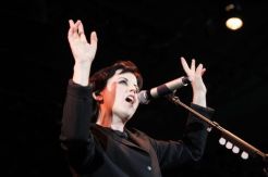 Bertingkah di Pesawat, Vokalis The Cranberries Ditangkap Polisi