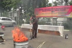 Uang Rp31 Juta Dimasukan Tong dan Dibakar