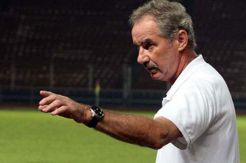 Kemenangan Empat Gol Tak Buat Riedl Puas