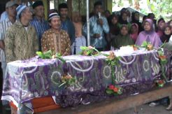 Ratusan Warga Iringi Jenazah Sumarti Ningsih ke Liang Lahat