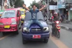 Tolak BBM Naik, Mahasiswa Sandera Mobil Pelat Merah