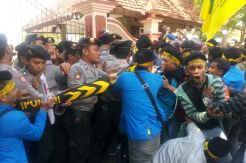 Tolak BBM Naik, Mahasiswa Paksa Masuk Kantor Bupati Pamekasan
