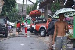 Warga Korban Banjir di Padang Bersihkan Lumpur