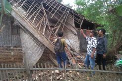 Angin Kencang Rusak Rumah Warga Subang