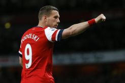 Wenger Ngotot Pertahankan Podolski